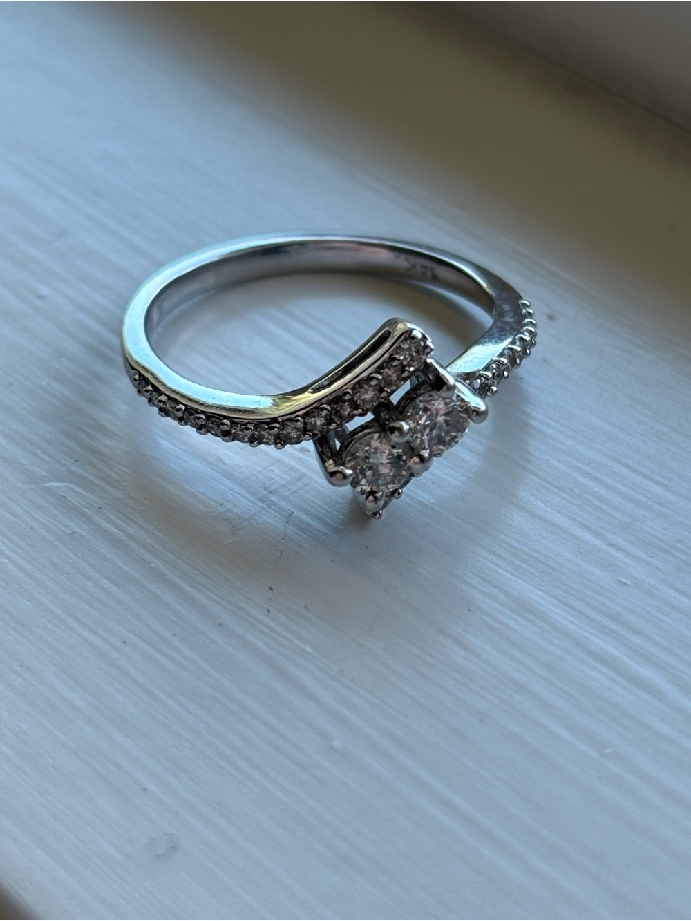 Sparkling White diamond Split Shank Ring - Picture 4 of 6